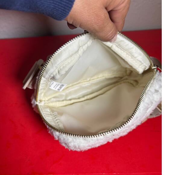 Apana Studio City Cozy White Sherpa Crossbody Belt Sling Bag Fanny Pac - Picture 4 of 4